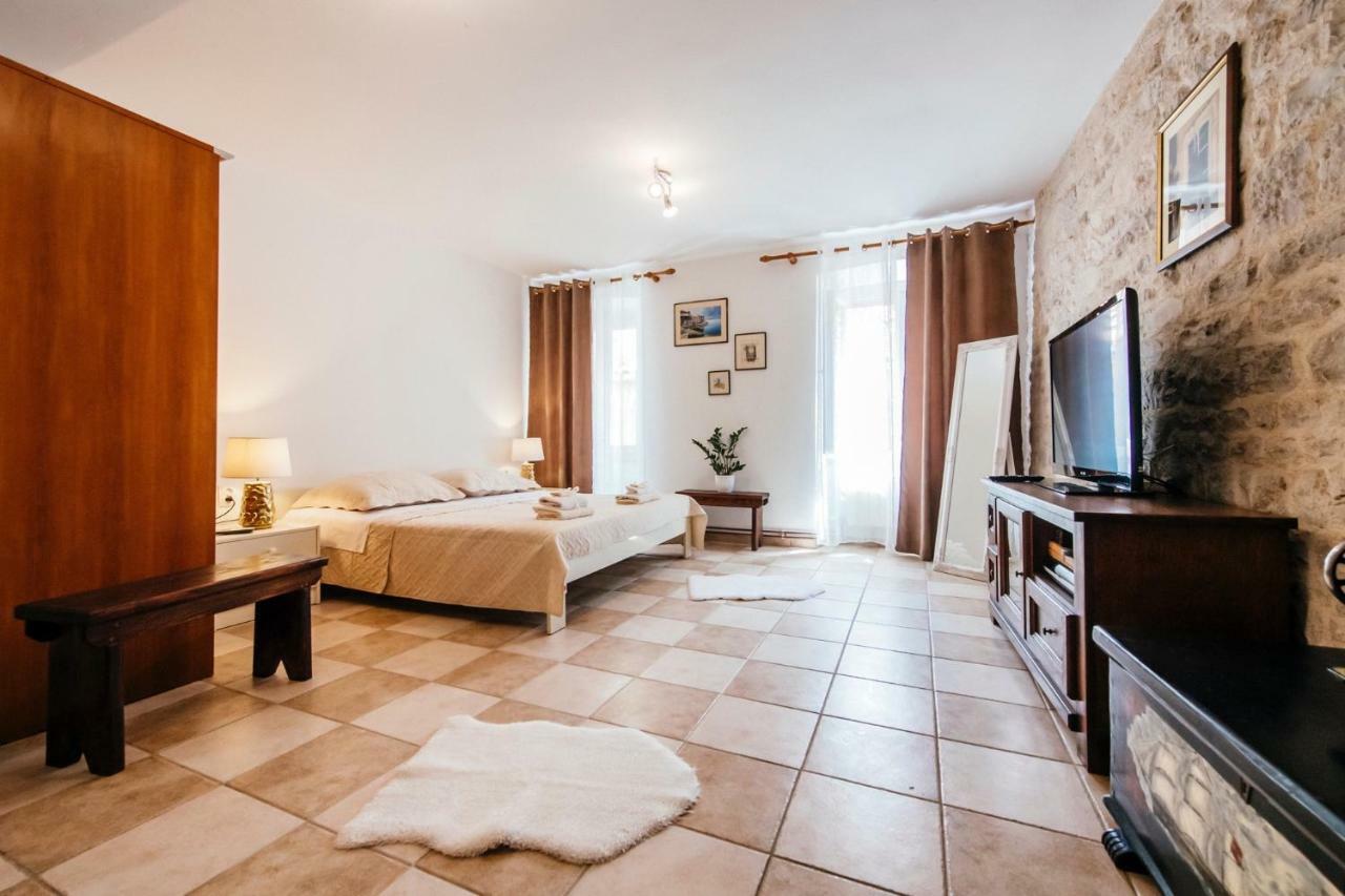 Heart Of Town Apartment Zadar Bagian luar foto